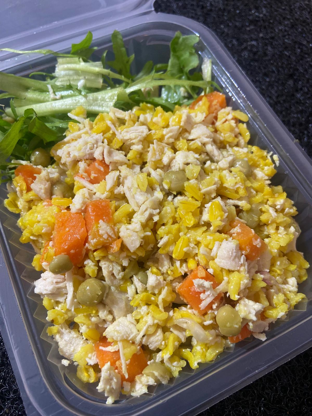 Arroz con pollo, zanahoria y arvejas