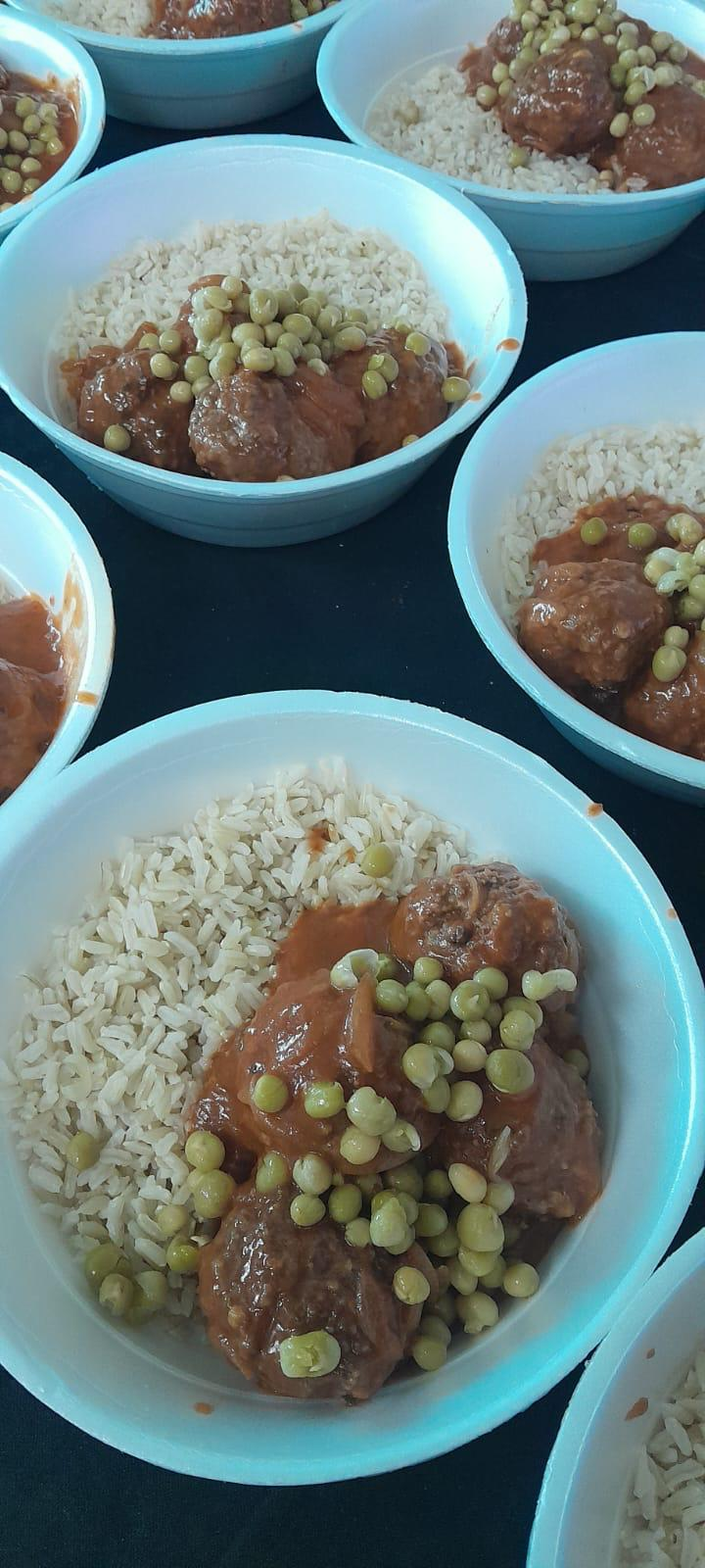 Albóndigas con arroz y arvejas