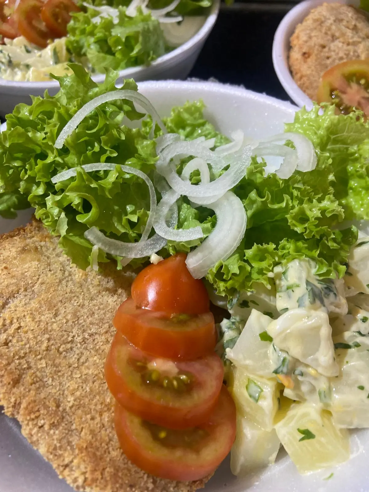 Milanesa con ensalada rusa y lechuga