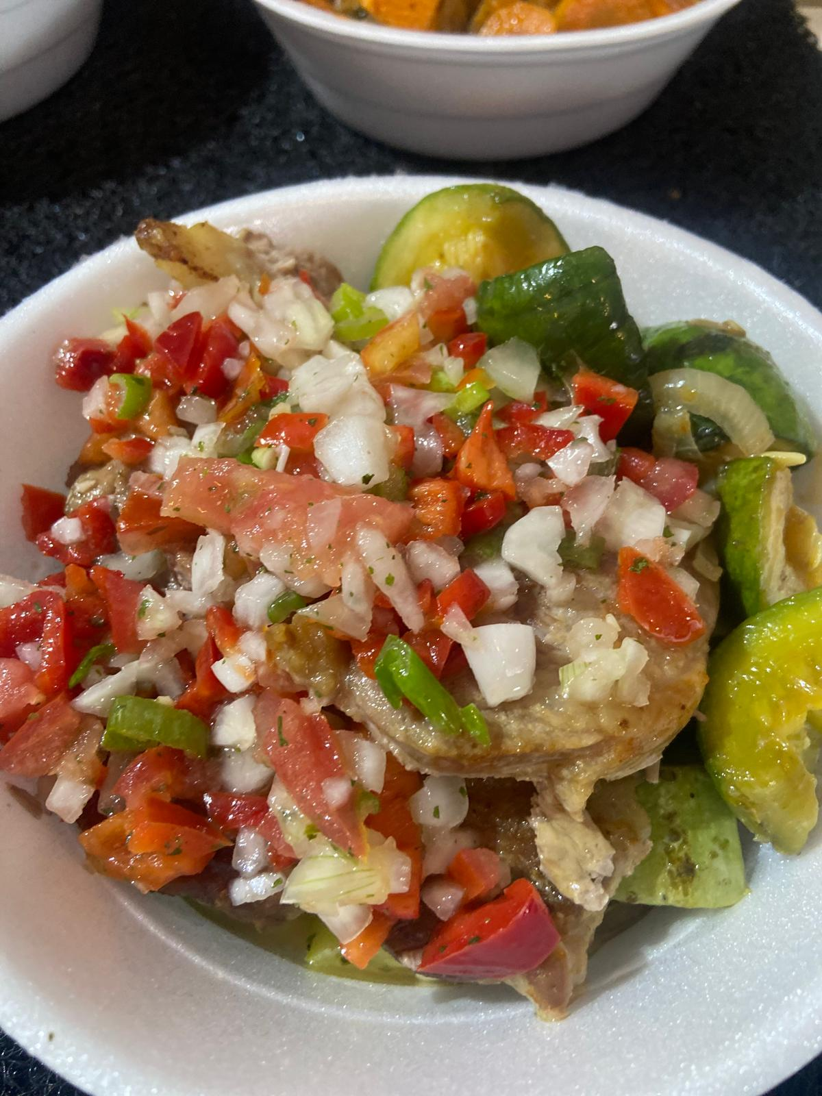 Carne con salsa criolla y vegetales