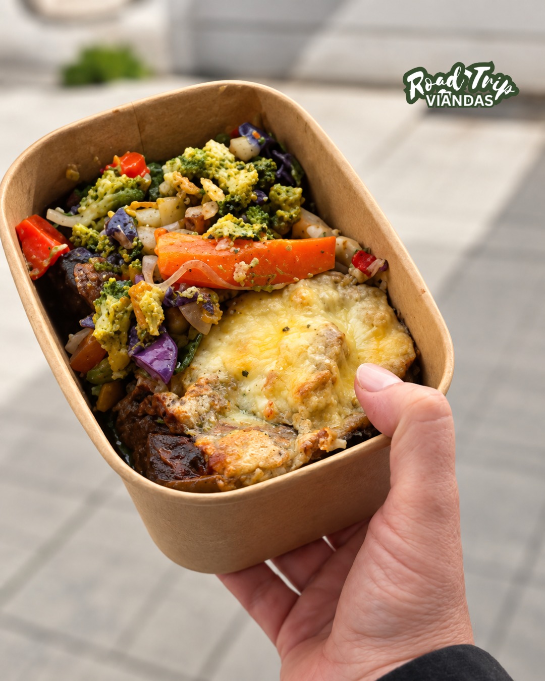 Vianda de pollo gratinado con vegetales al wok