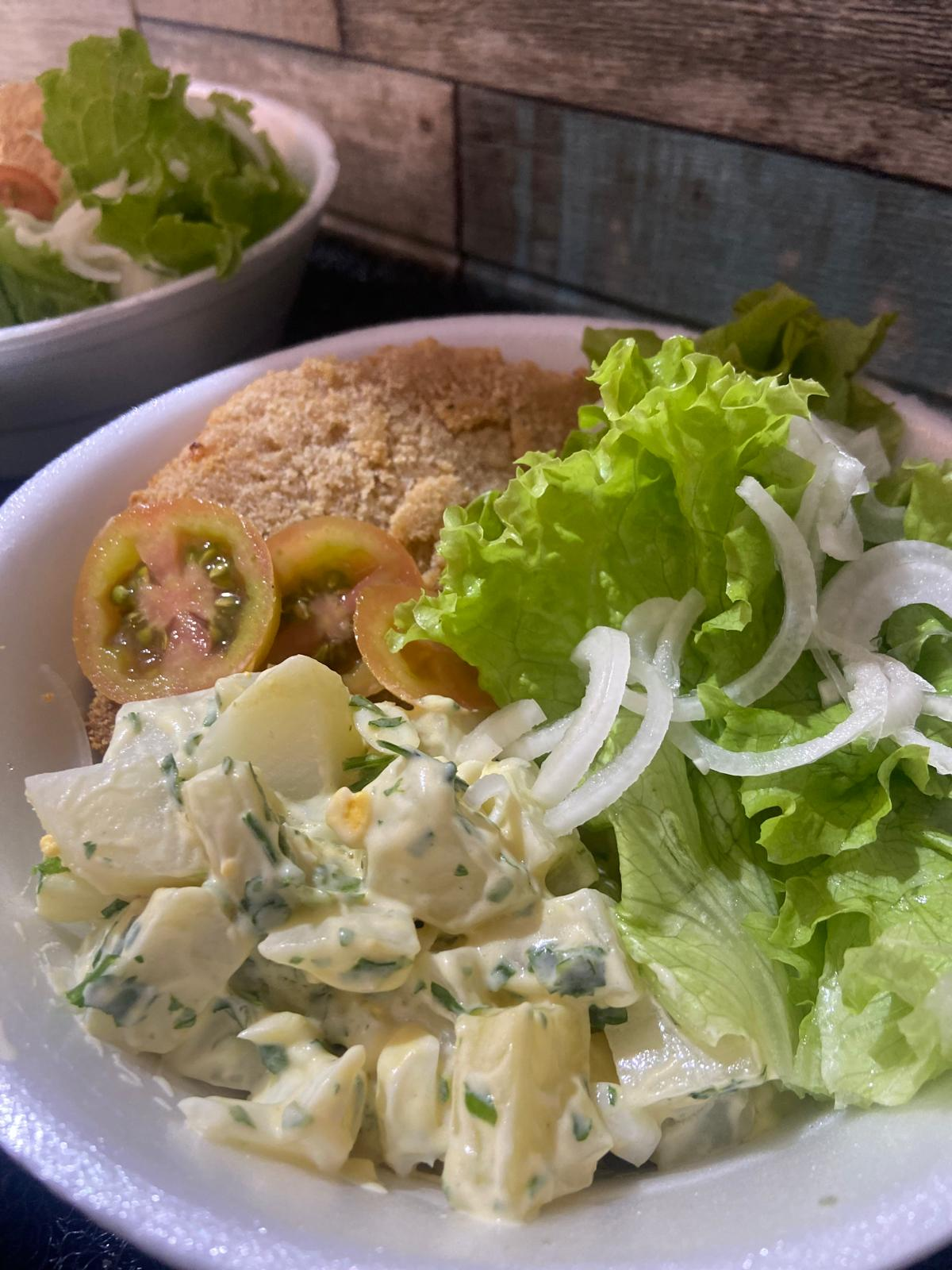 Milanesa al horno con ensalada rusa